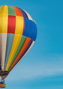 Imagem de um balão colorido no céu